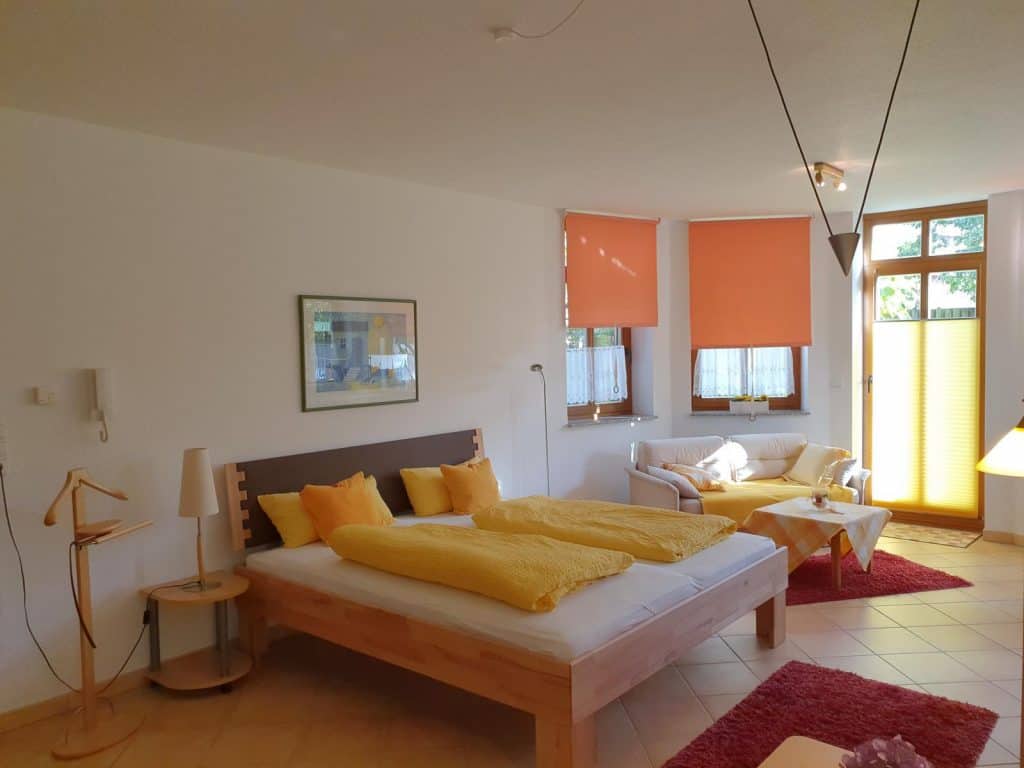 Wohn- und Schlafbereich mit Sofa und Terrasse